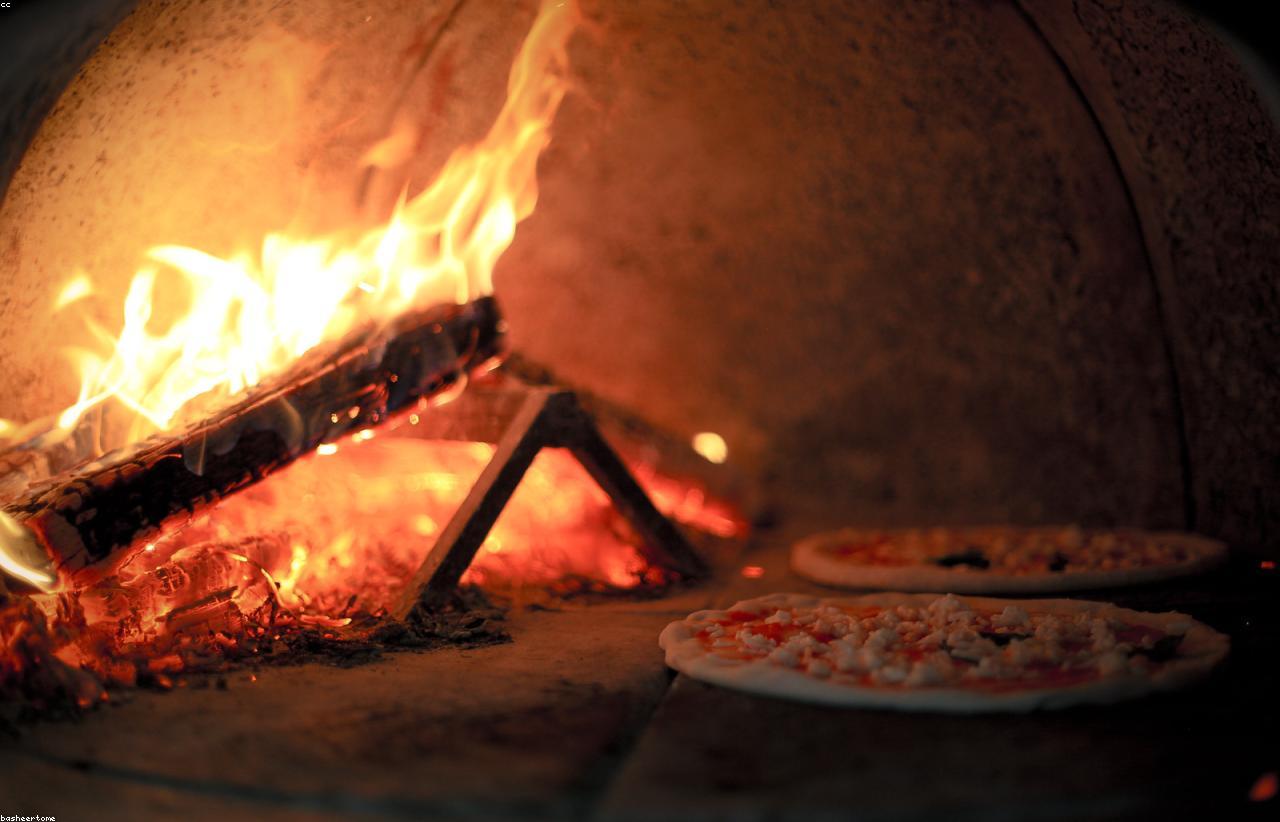 Пиццы выпекаются в дровяной печи Forno
